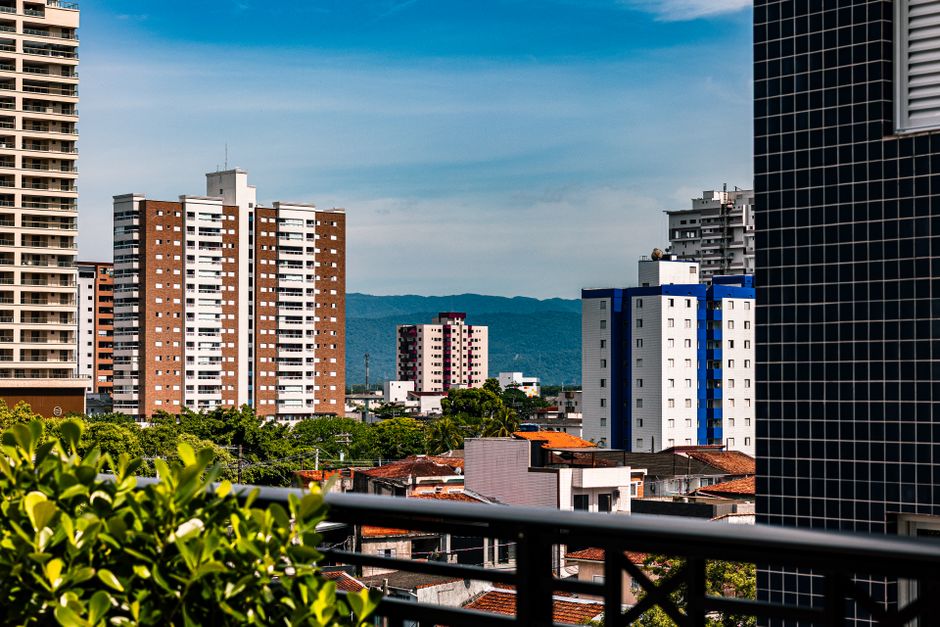 Bela paisagem urbana com arranha-céus contra um céu azul límpido.